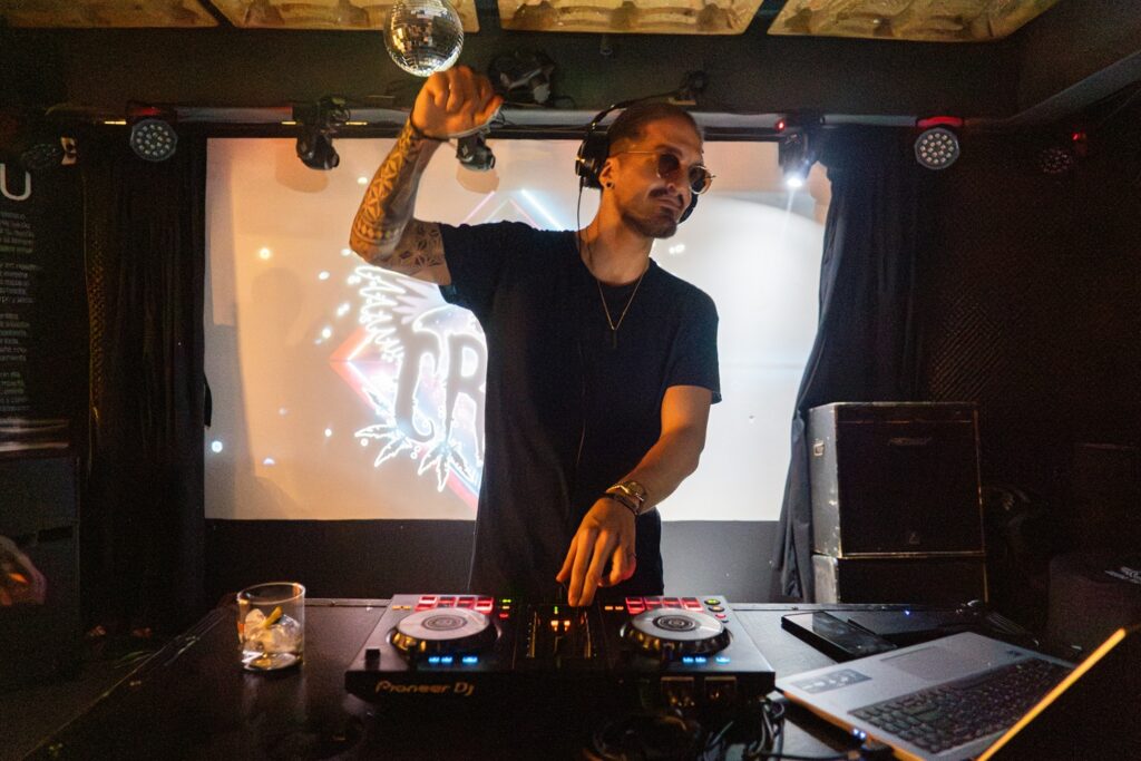 20260228 DJ Invitado The Crow Isa 1